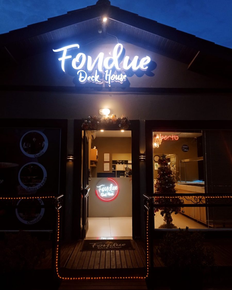 Fachada do Deck House com o letreiro iluminado