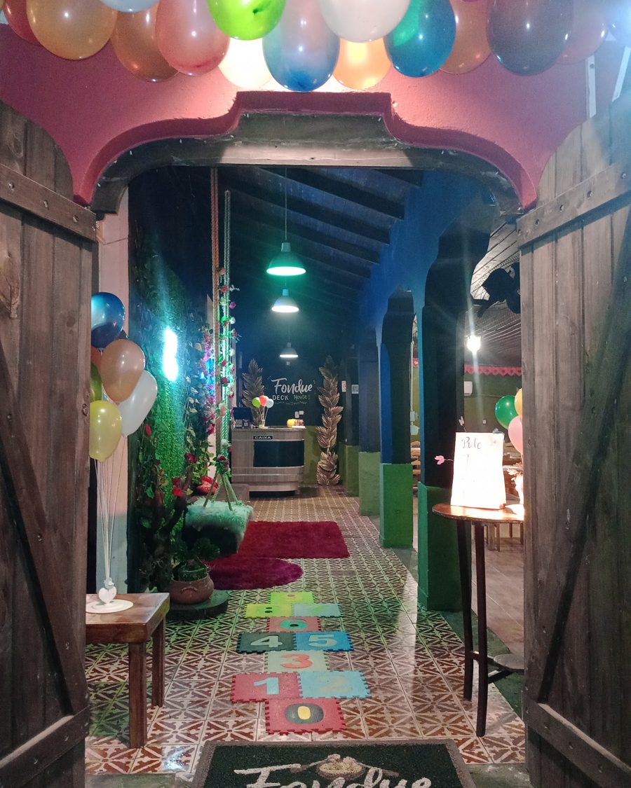 Entrada decorada do Deck House